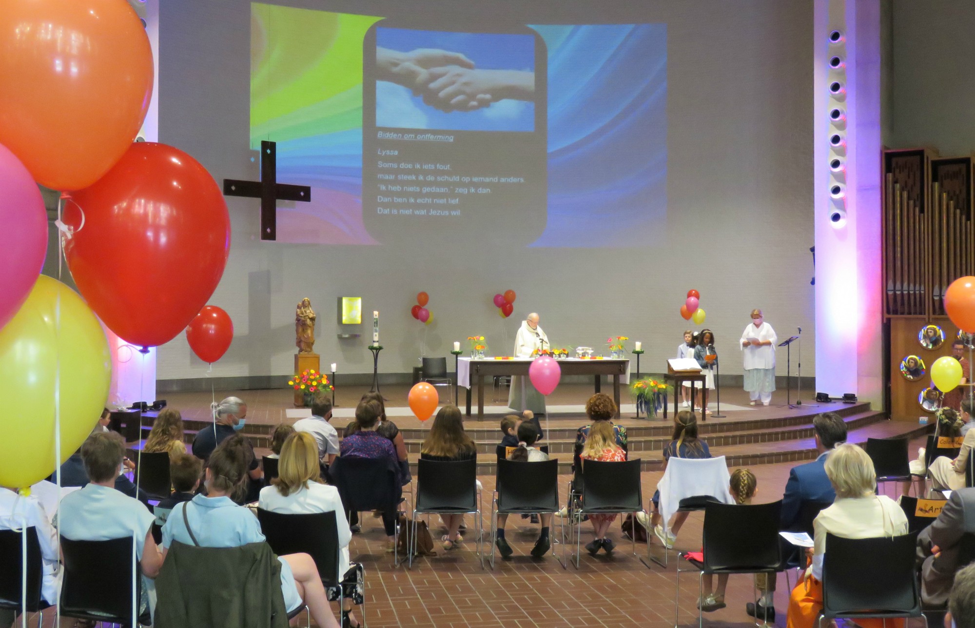 Eerste communie 2021 van de communicanten 2020 | Viering van 11.30 uur in de Sint-Anna-ten-Drieënkerk, Antwerpen Linkeroever